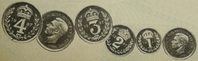 Egy közeli fotó a cikkben szereplő érmék ábrájáról.